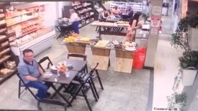 لقطات صادمة للص يقتحم محلا ويسرق الزبائن (فيديو)