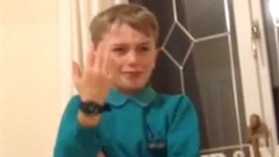 بالفيديو والصور.. رد فعل طفل هزمه والده في لعبة «بلايستيشن»