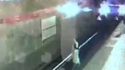 لقطات مروعة لفتاة ترمي نفسها أمام مترو وتفقد يديها (فيديو)