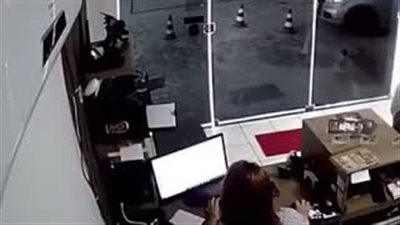 صدمة موظفة من تصرف غبي لسائق حاول لفت الانتباه (فيديو)