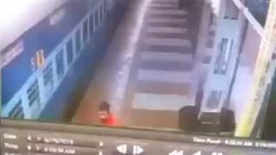 لحظة إنقاذ رجل من الموت بعد سقوطه من القطار (فيديو)