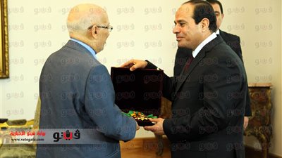 بالصور.. منح وسام الجمهورية لرئيسى 
