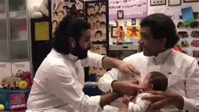 رد فعل صادم لأب أثناء تحنيك فم طفلته الرضيعة أمامه (فيديو)