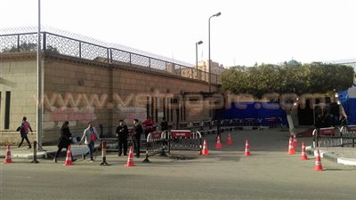 بالصور.. تكثيف أمني أمام «الكاتدرائية» لبدء مراسم عزاء بطرس غالي