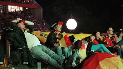 بالصور.. جماهير ألمانيا شاهدت فضحية البرازيل على الأرائك