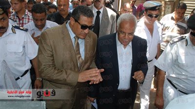 محافظ القاهرة يتفقد «الدرب الأحمر».. لجنة وزارية لإحياء تراث العاصمة.. يطلب استرداد أرض أمام مسجد فاطمة النبوية.. ويعد بصيانة العقارات الأثرية.. والأهالي يشتكون من هدم سور القاهرة القديم