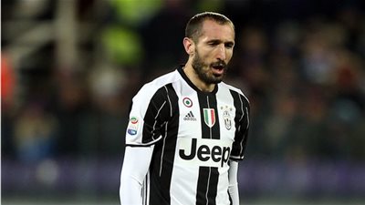 يوفنتوس يسعى لتعويض كيلليني بمدافع برشلونة