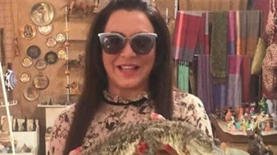 سلاف فواخرجي تحمل تمساحًا: «عمري ما تخيلت أعمل كده»