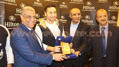 بالفيديو والصور.. «نورت مصر» بالإسكندرية تكرم حمادة هلال