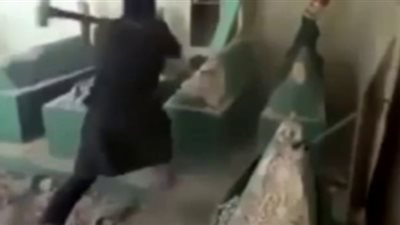 بالفيديو والصور.. «داعش» تحطم قبر النبي «يونس» في نينوي