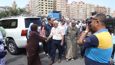 محافظ بورسعيد يكلف بإجراء 4 عمليات جراحية وصرف مساعدات مالية لحالات إنسانية (صور)