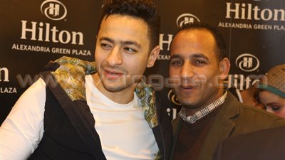 بالصور.. محبو حماده هلال يلتقطون سيلفي معه بالإسكندرية