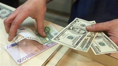 الين يرتفع أمام اليورو والدولار مع هبوط النفط والأسهم