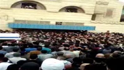 غضب الأهالي لغياب محافظ الشرقية عن تشييع جنازة شهيد «الإشراف» (فيديو)