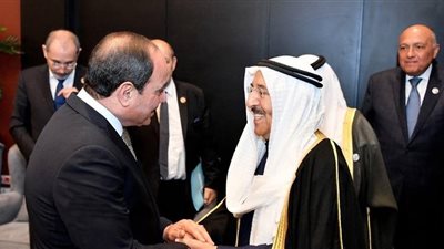 أمير الكويت في مقدمة مستقبلي السيسي في المطار