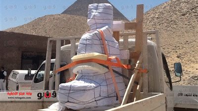 بالصور.. أثريو المتحف الكبير ينقلون تماثيل ثقيلة من الهرم لترميمها