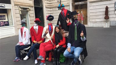 نانسي عجرم وسط تماثيل بشرية غريبة في روما