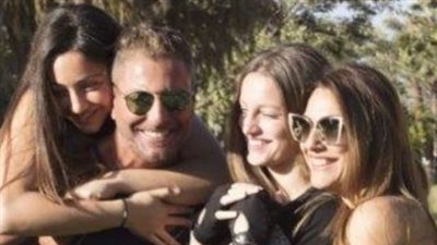 تامر هجرس يشعل إنستجرام بصورة مع بناته والجمهور: «حلوين أوي»