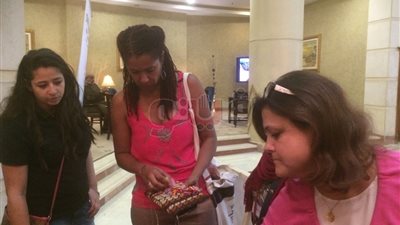 زوجة داني جلوفر تشتري مشغولات يدوية من أسوان (صور)