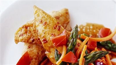 طريقة إعداد شرائح الدجاج البلسميك بالهليون والخضراوات