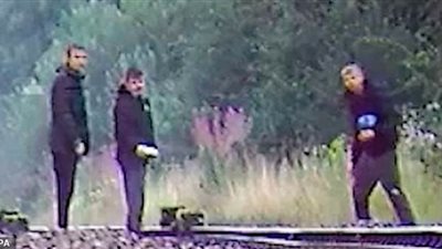 3 شباب يضعون كتلا خرسانية في طريق قطار (صور)