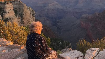 شاب يصطحب جدته في رحلات غيرت نظرتها للحياة (صور)