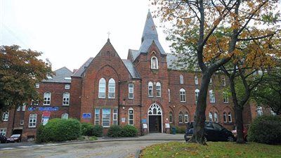 موقع أمريكي يخترق كاميرات مدارس بريطانية وينشر بثا مباشرا منها (صور)