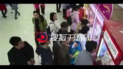 فتاة تشتبك مع رجل تحرش بها في صالة ألعاب (فيديو)