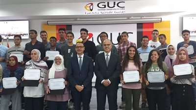 تسليم منحة الجامعة الألمانية لاثنين من أوائل الثانوية بالوادي الجديد