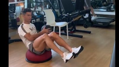 رونالدو يظهر في الجيم مع صديقته بعد موقعة نابولي (فيديو)