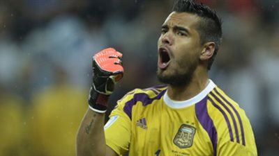 حارس الأرجنتين: الحظ حالفنى أمام هولندا.. وأهدي الفوز لعائلتي