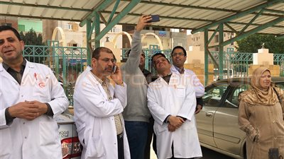 بالصور.. أطباء الإسماعيلية يلتقطون «السيلفي» في «وقفات الكرامة»