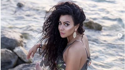 ميرهان حسين تنشر صورا جديدة من أحدث جلسة لها على البحر