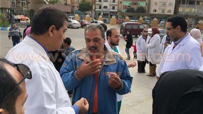 بالفيديو والصور.. مريض يقتحم وقفه أطباء الإسماعيلية: «انتو واقفين وسايبنا بنموت»