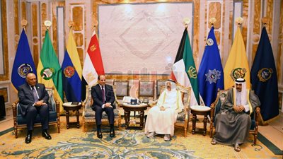 نشاط رئاسي حافل في الكويت.. السيسي يلتقي أمير وقادة البلد الشقيق.. يؤكد دعم العمل العربي المشترك.. أمن الخليج جزء لا يتجزأ من أمننا القومي.. وتقدير مواقف الكويت الداعمة لإرادة الشعب المصري