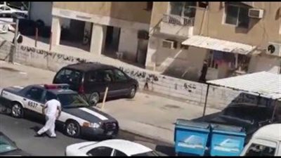 بالفيديو.. مخمور يرقص فوق سيارته ويعتدي على رجل أمن