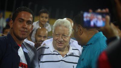 جماهير الزمالك تلتقط سيلفي مع مرتضى منصور بالمدرجات (صور)