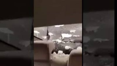 لحظة تحطم زجاج سيارة بسبب تساقط الثلج على المدينة المنورة (فيديو)