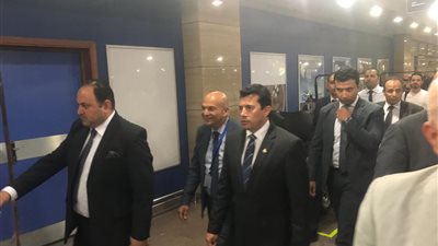 وزير الرياضة يصل مطار القاهرة على طائرة البعثة الأوليمبية (صور)