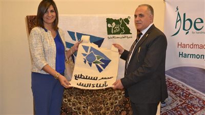 وزيرة الهجرة تزور جناح منتجات أبيس للسجاد على هامش مؤتمر مصر تستطيع
