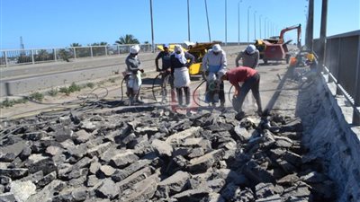 بدء الترميم الجزئي لكوبري الحماد العلوي بالبرلس في كفر الشيخ (صور)