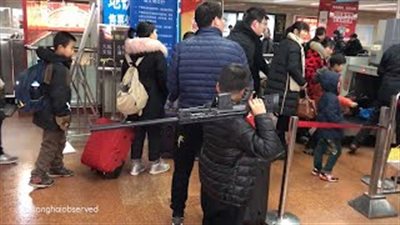 لقطات صادمة لطفل يحمل بندقية على كتفه داخل محطة مترو (فيديو)