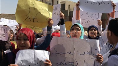 بالفيديو والصور.. وقفة احتجاجية لطالبات التمريض بالإسماعيلية