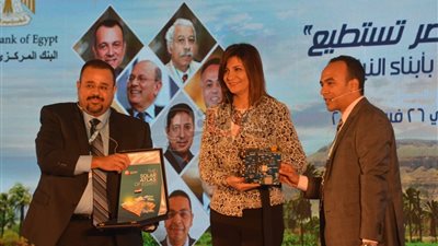 وزيرة الهجرة تلتقط صورا تذكارية مع صانع أول حاسوب إلكتروني محلي