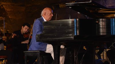 عمر خيرت يتألق في حفله بمحكى القلعة (صور)