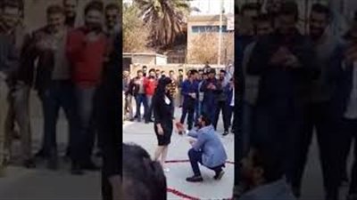 رد فعل فتاة طلب شاب منها الزواج في الجامعة ببغداد (فيديو)