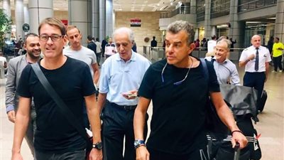 رينيه فايلر مدرب الأهلي الجديد يصل مطار القاهرة بصحبة خالد مرتجي (صور)