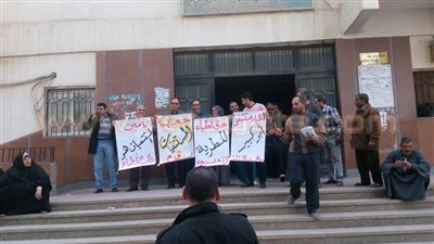 بالصور.. مرضى يفترشون سلالم مستشفيات الشرقية خلال وقفة الأطباء