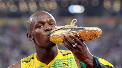 أسطورة ألعاب القوى يوسين بولت يحقق حلمه ويتحول إلى لاعب كرة قدم