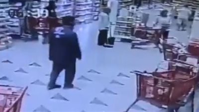 لحظة اقتحام شاب 